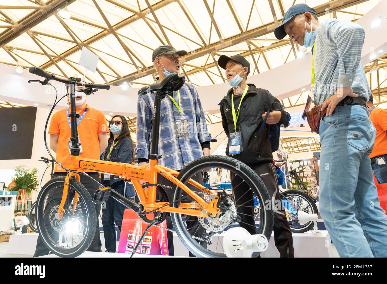 Shanghai. 5 mai 2021. Les visiteurs parlent d'un vélo pliant lors de la 30e China International Bicycle Fair dans l'est de la Chine Shanghai, le 5 mai 2021. L'événement de quatre jours a débuté mercredi, attirant plus de 1,000 entreprises à y participer. Credit: CAI Yang/Xinhua/Alay Live News Banque D'Images