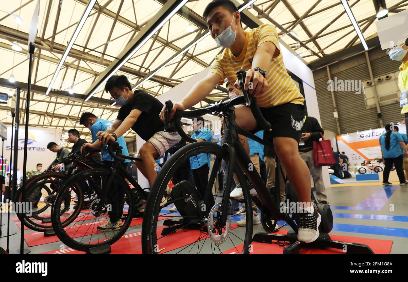 Shanghai. 5 mai 2021. Les visiteurs se rendent en vélo lors de la 30e foire internationale du vélo en Chine orientale à Shanghai, le 5 mai 2021. L'événement de quatre jours a débuté mercredi, attirant plus de 1,000 entreprises à y participer. Credit: Fang Zhe/Xinhua/Alay Live News Banque D'Images