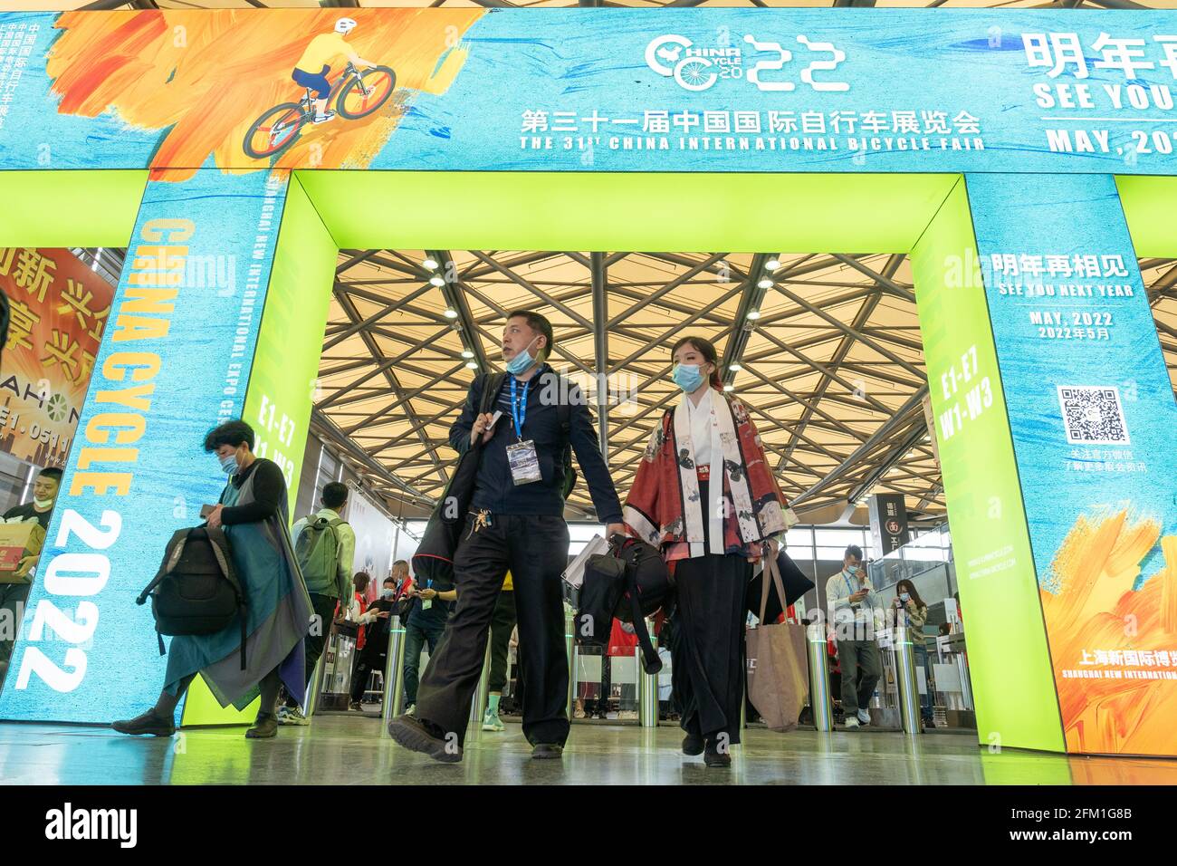 Shanghai, Shanghai en Chine. 5 mai 2021. Les visiteurs se promèchent dans le lieu où se tient la 30e China International Bicycle Fair, dans l'est de la Chine Shanghai, le 5 mai 2021. L'événement de quatre jours a débuté mercredi, attirant plus de 1,000 entreprises à y participer. Credit: CAI Yang/Xinhua/Alay Live News Banque D'Images
