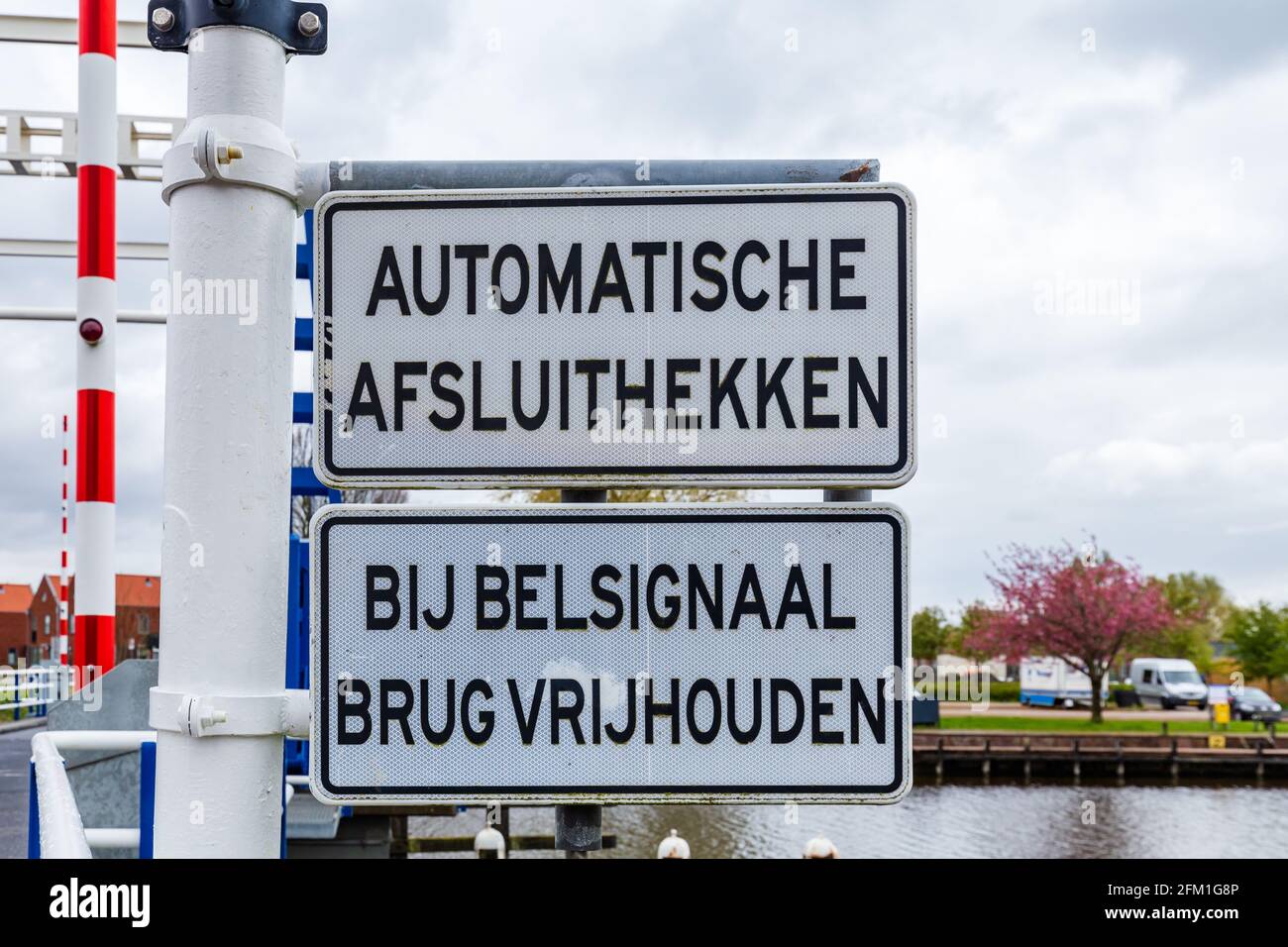 Plaques d'enseigne avec texte néerlandais au pont Banque D'Images