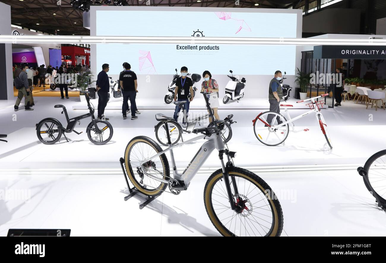 Shanghai. 5 mai 2021. Les visiteurs voient les bicyclettes lors de la 30e foire internationale des bicyclettes en Chine orientale à Shanghai, le 5 mai 2021. L'événement de quatre jours a débuté mercredi, attirant plus de 1,000 entreprises à y participer. Credit: Fang Zhe/Xinhua/Alay Live News Banque D'Images