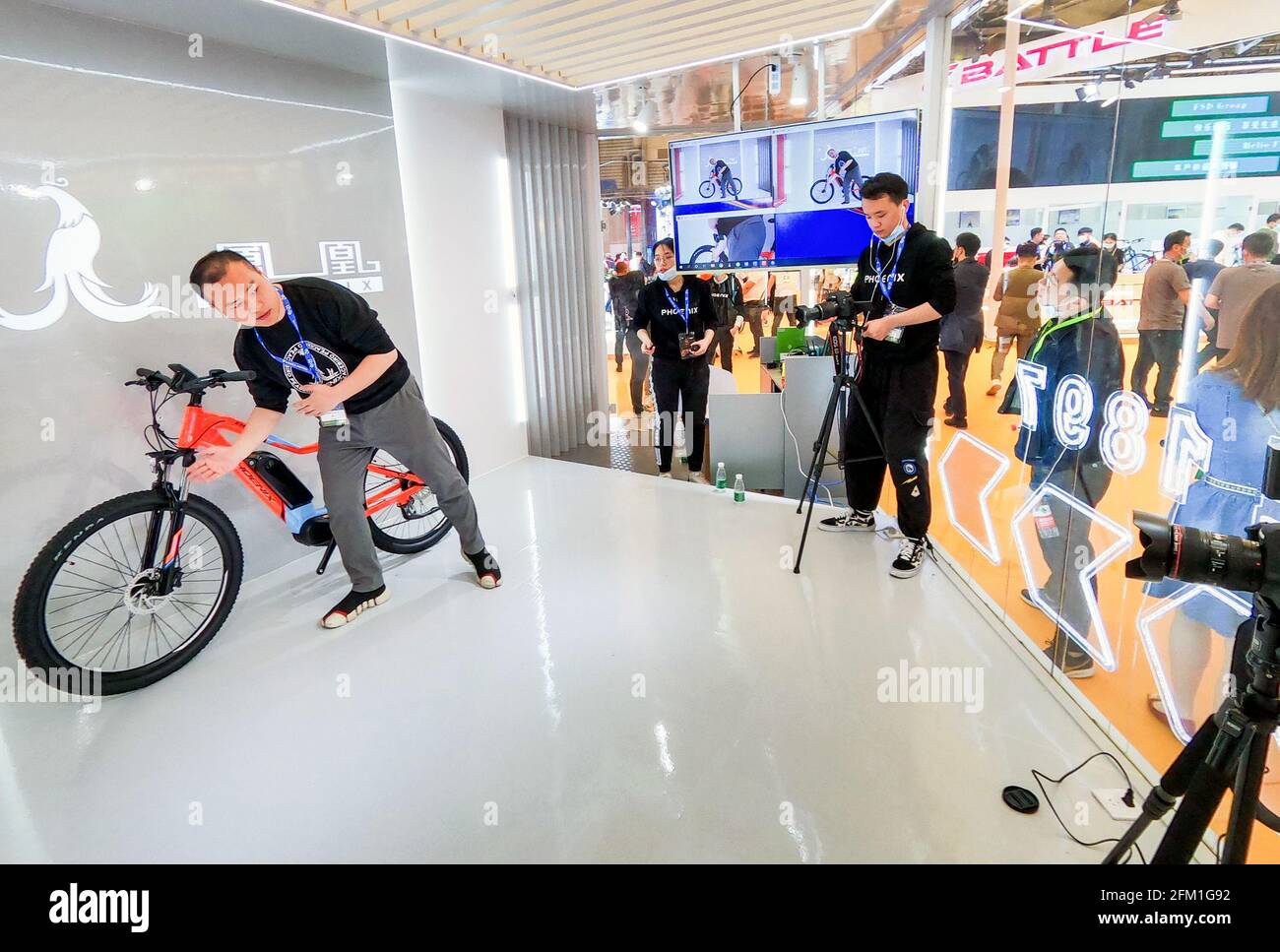 Shanghai. 5 mai 2021. Un membre du personnel présente un vélo en streaming lors de la 30e China International Bicycle Fair à Shanghai, en Chine orientale, le 5 mai 2021. L'événement de quatre jours a débuté mercredi, attirant plus de 1,000 entreprises à y participer. Credit: Li He/Xinhua/Alay Live News Banque D'Images
