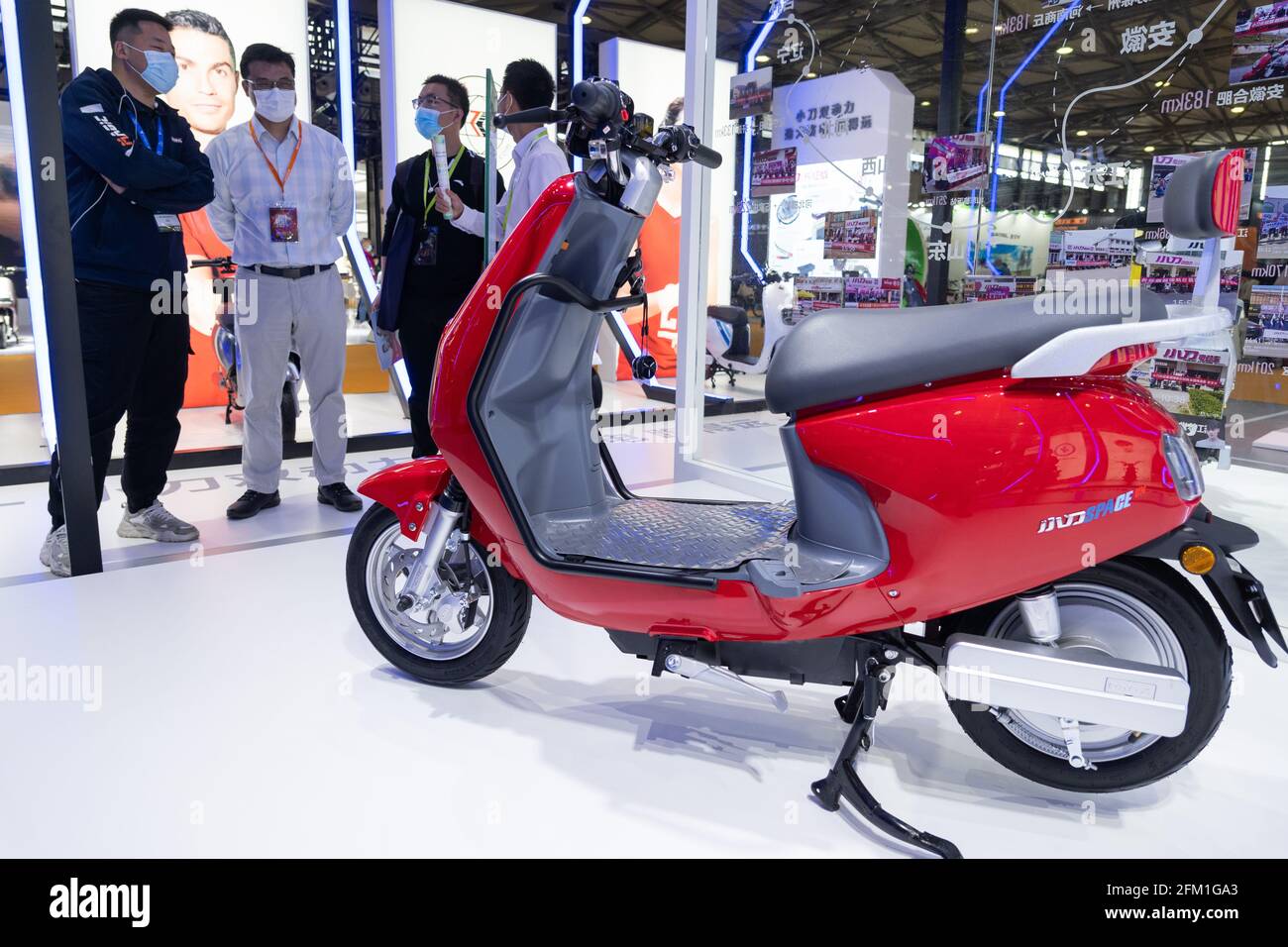 Shanghai. 5 mai 2021. Le personnel présente un vélo électrique lors de la 30e China International Bicycle Fair à Shanghai, en Chine orientale, le 5 mai 2021. L'événement de quatre jours a débuté mercredi, attirant plus de 1,000 entreprises à y participer. Credit: CAI Yang/Xinhua/Alay Live News Banque D'Images