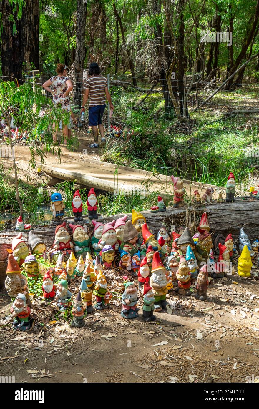 Collection d'attractions touristiques de gnomes de jardin à Gnomesville, dans la vallée de Ferguson en Australie occidentale. Banque D'Images