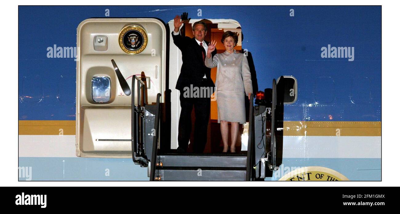 LE président AMÉRICAIN George W. Bush et sa femme Laura arrivent à Heathrow le 18 novembre 2003. pic David Sandison 18/11/2003 Banque D'Images