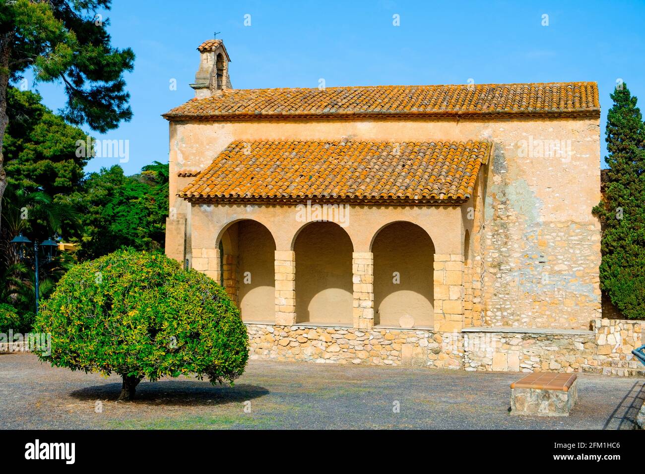 Une vue sur le petit sanctuaire de notre-Dame de Bera, à Roda de Bera, en Espagne, construit au XVIIIe siècle, dédié à la Vierge Marie Banque D'Images