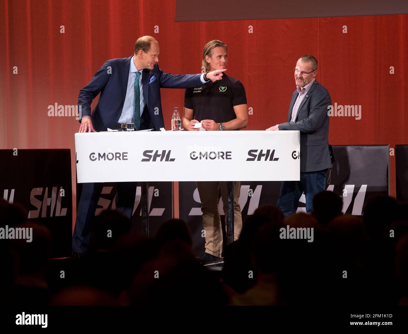 La journaliste Lasse Granqvist, Magnus Nygren et Tommy Samuelsson (à droite), Färjestad, avant la saison de la ligue de hockey suédoise 2015/16, lors d'une conférence de presse à Norra Latin, Stockholm, Suède. Banque D'Images La journaliste Lasse Granqvist, Magnus Nygren et Tommy Samuelsson (à droite), Färjestad, avant la saison de la ligue de hockey suédoise 2015/16, lors d'une conférence de presse à Norra Latin, Stockholm, Suède. Banque D'Images