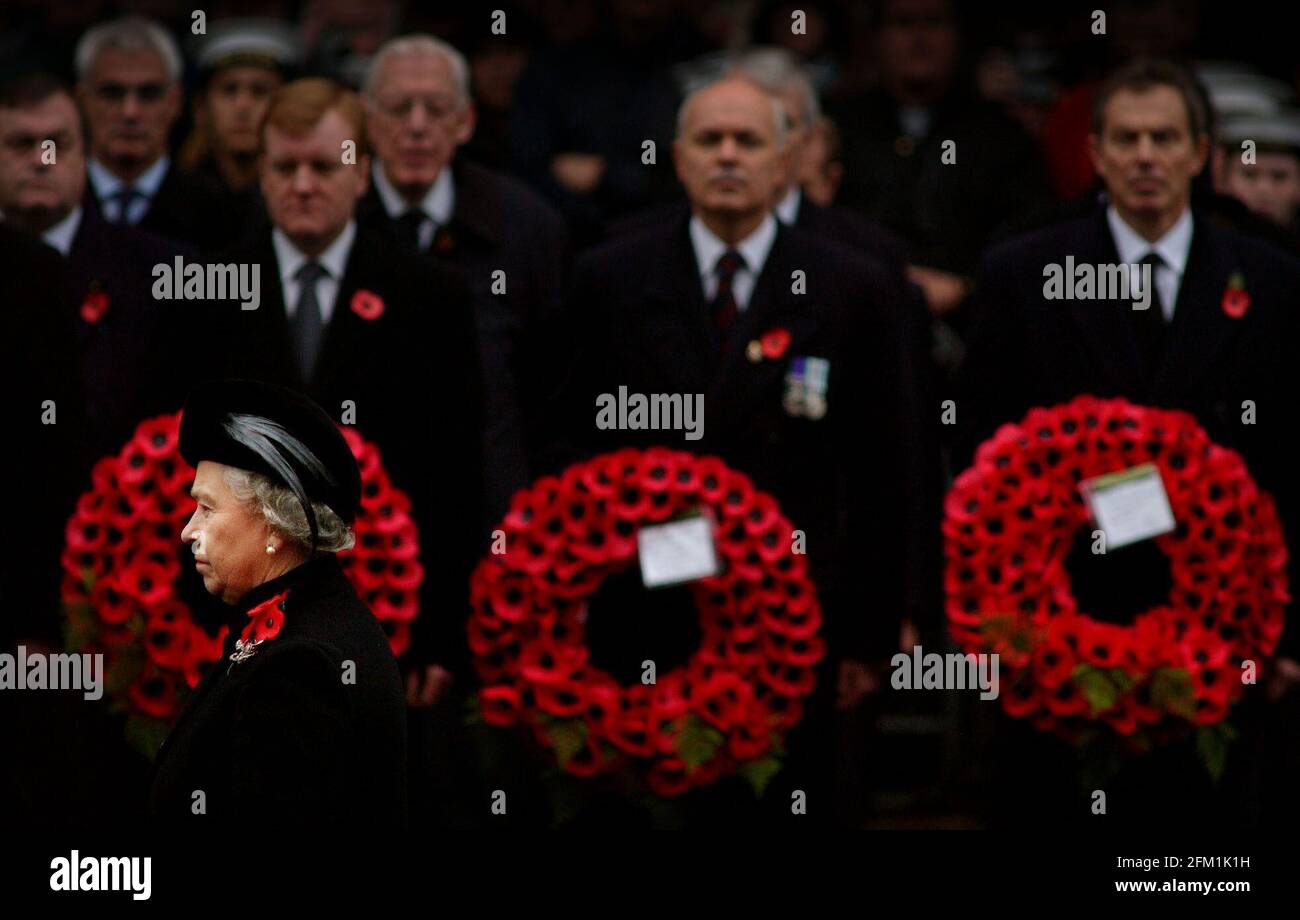 HM la Reine Elizabeth II fait son chemin à la Cenotaph pour cette année souvenir Dimanche.10 novembre 2002 photo Andy Le paradis Banque D'Images