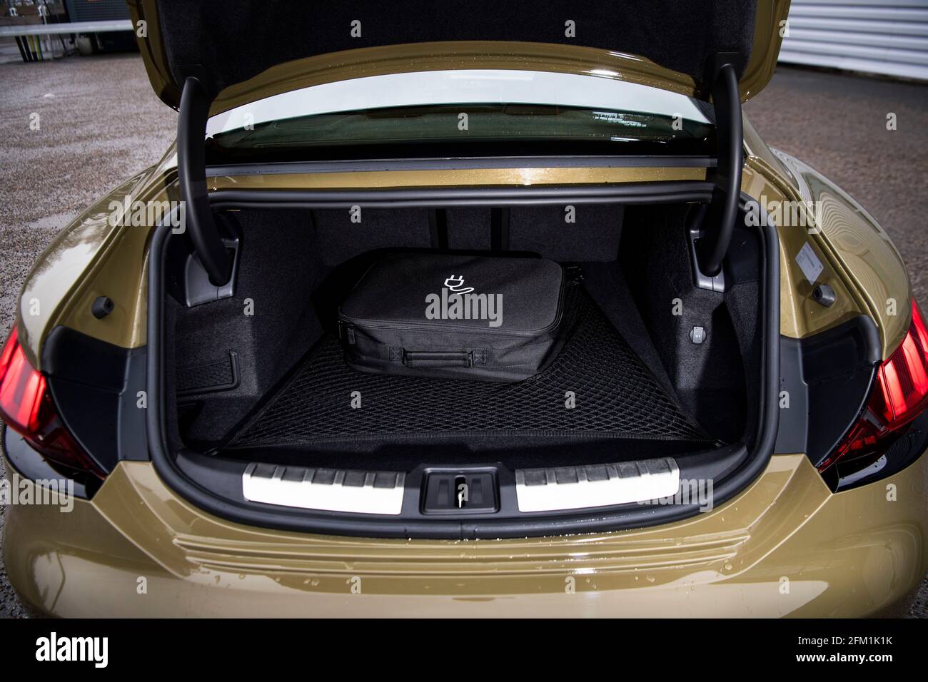 Voiture électrique Audi RS E-tron GT, intérieur, coffre, coffre photo:  Pontus Lundahl / TT / code 10050 Photo Stock - Alamy