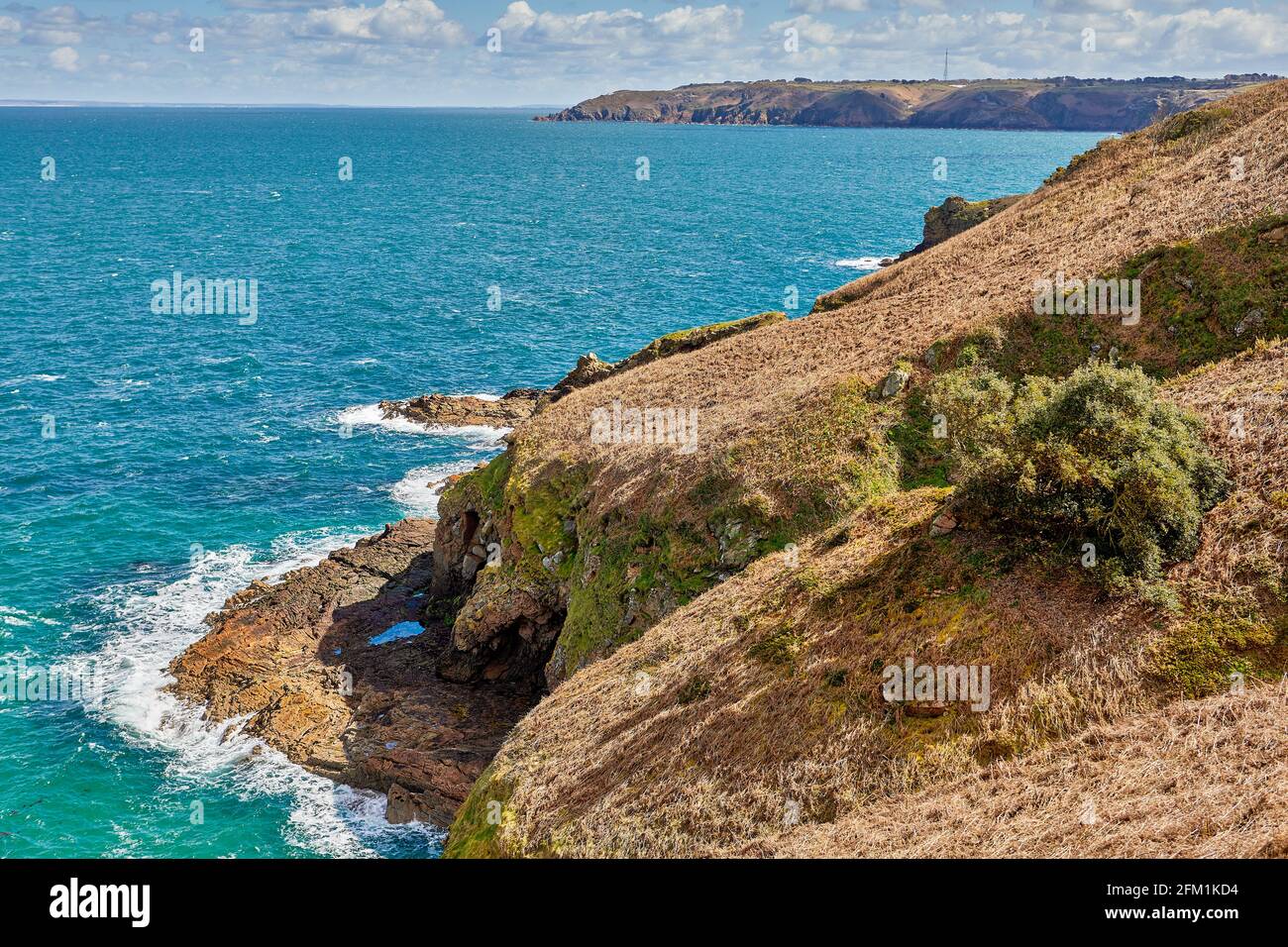 Image de la côte nord de Jersey, les îles Anglo-Normandes avec une mer bâclée, des rochers et un ciel nuageux. Banque D'Images
