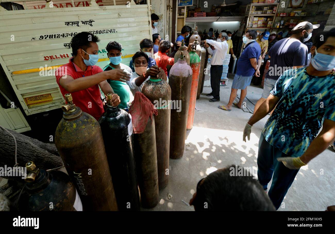 New Delhi, Inde. 5 mai 2021. Les gens attendent de remplir des bouteilles d'oxygène médical vides pour les patients COVID-19 devant un magasin à New Delhi, Inde, le 5 mai 2021. Credit: Partha Sarkar/Xinhua/Alamy Live News Banque D'Images