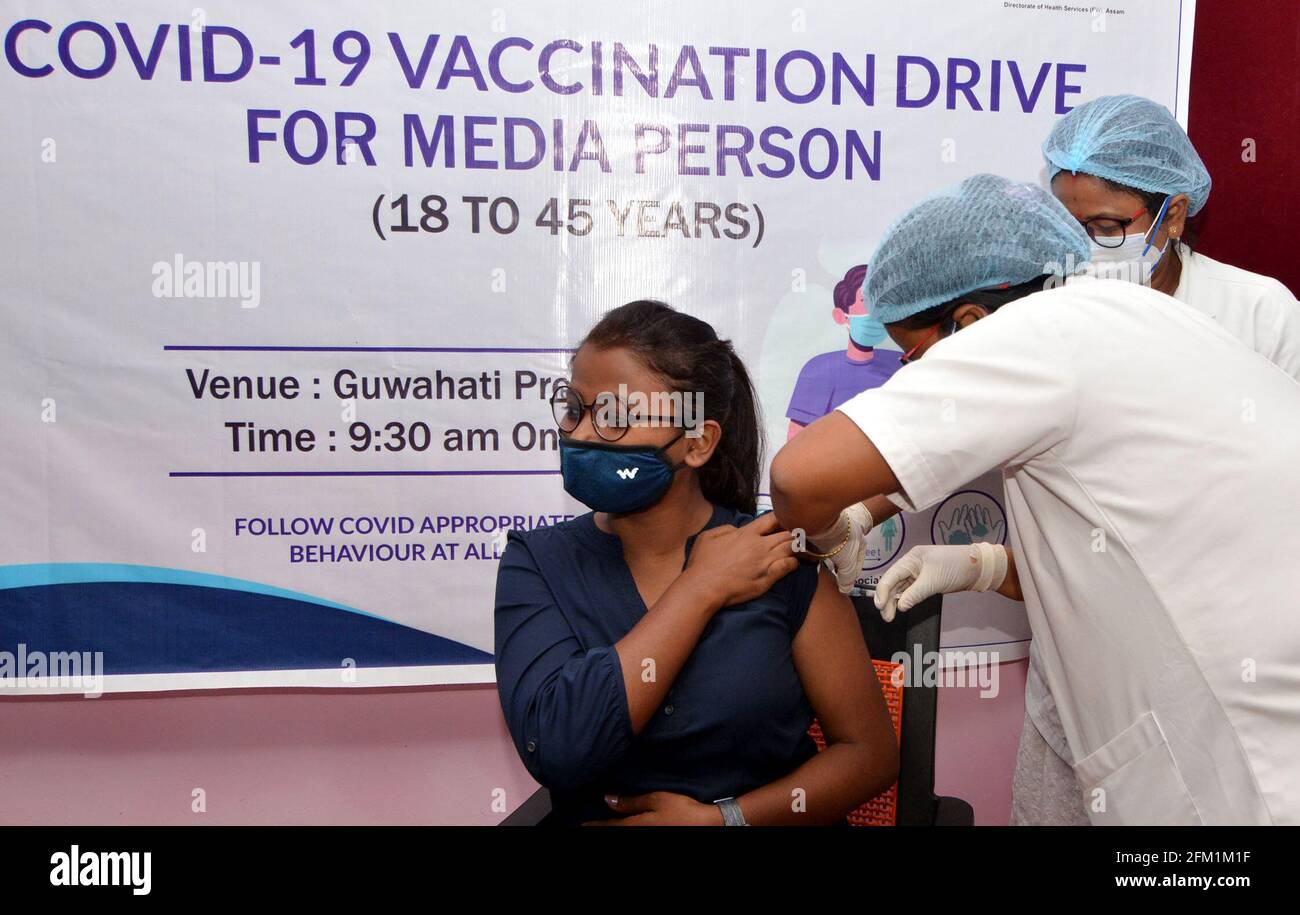 Guwahati, Inde. 5 mai 2021. Une femme reçoit une dose du vaccin COVID-19 lors d'une campagne de vaccination du personnel des médias à Guwahati, en Inde, le 5 mai 2021. Credit: STR/Xinhua/Alay Live News Banque D'Images