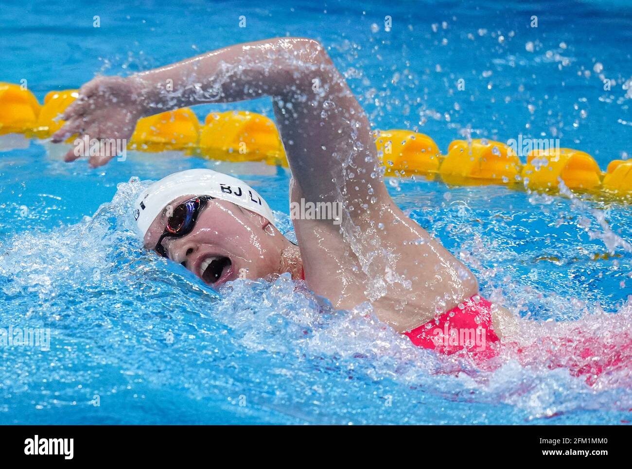 Qingdao, province chinoise de Shandong. 5 mai 2021. Li Bingjie, de Hebei, participe à la compétition de nage libre de 800 m féminin aux Championnats nationaux chinois de natation 2021 à Qingdao, dans la province de Shandong, en Chine orientale, le 5 mai 2021. Credit: Xu Chang/Xinhua/Alay Live News Banque D'Images