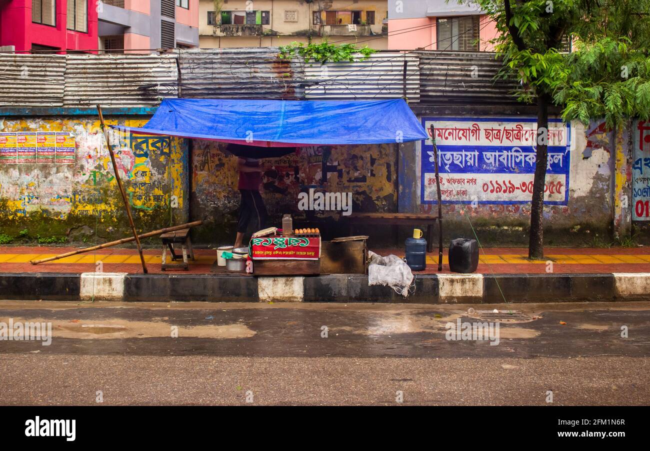 Un magasin d'alimentation sur le sentier, j'ai capturé cette image de Dhaka, au Bangladesh. Asie du Sud Banque D'Images