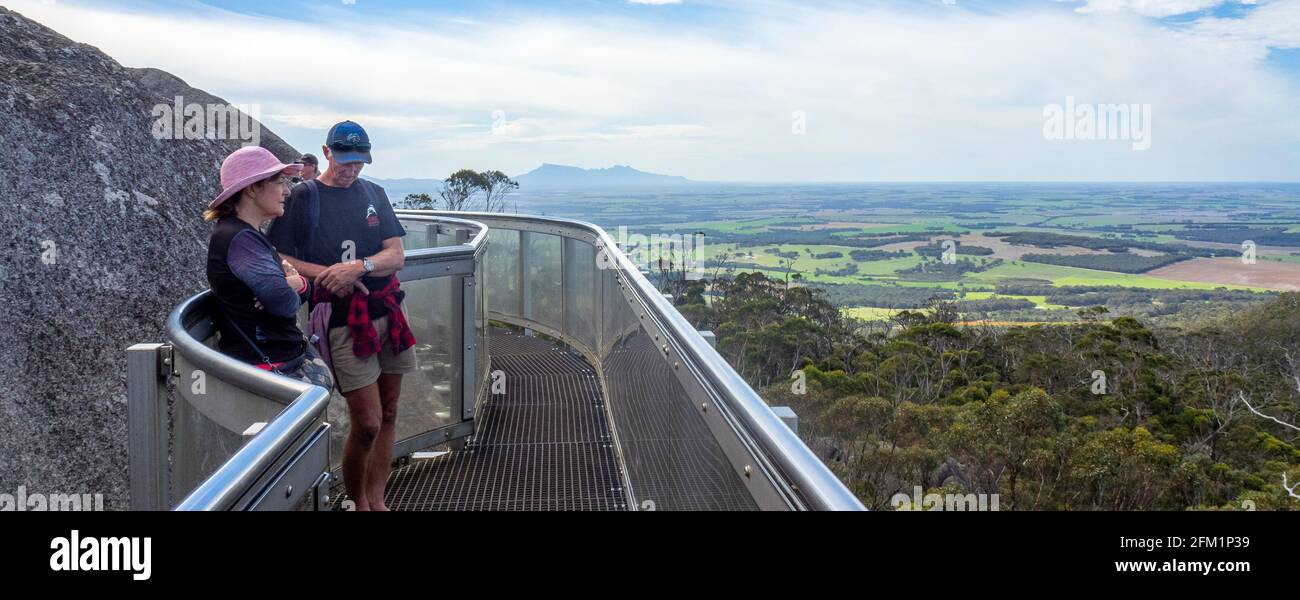 Touristes sur l'acier inoxydable Granite Skywalk au parc national de Castle Rock Porongurup Australie occidentale. Banque D'Images