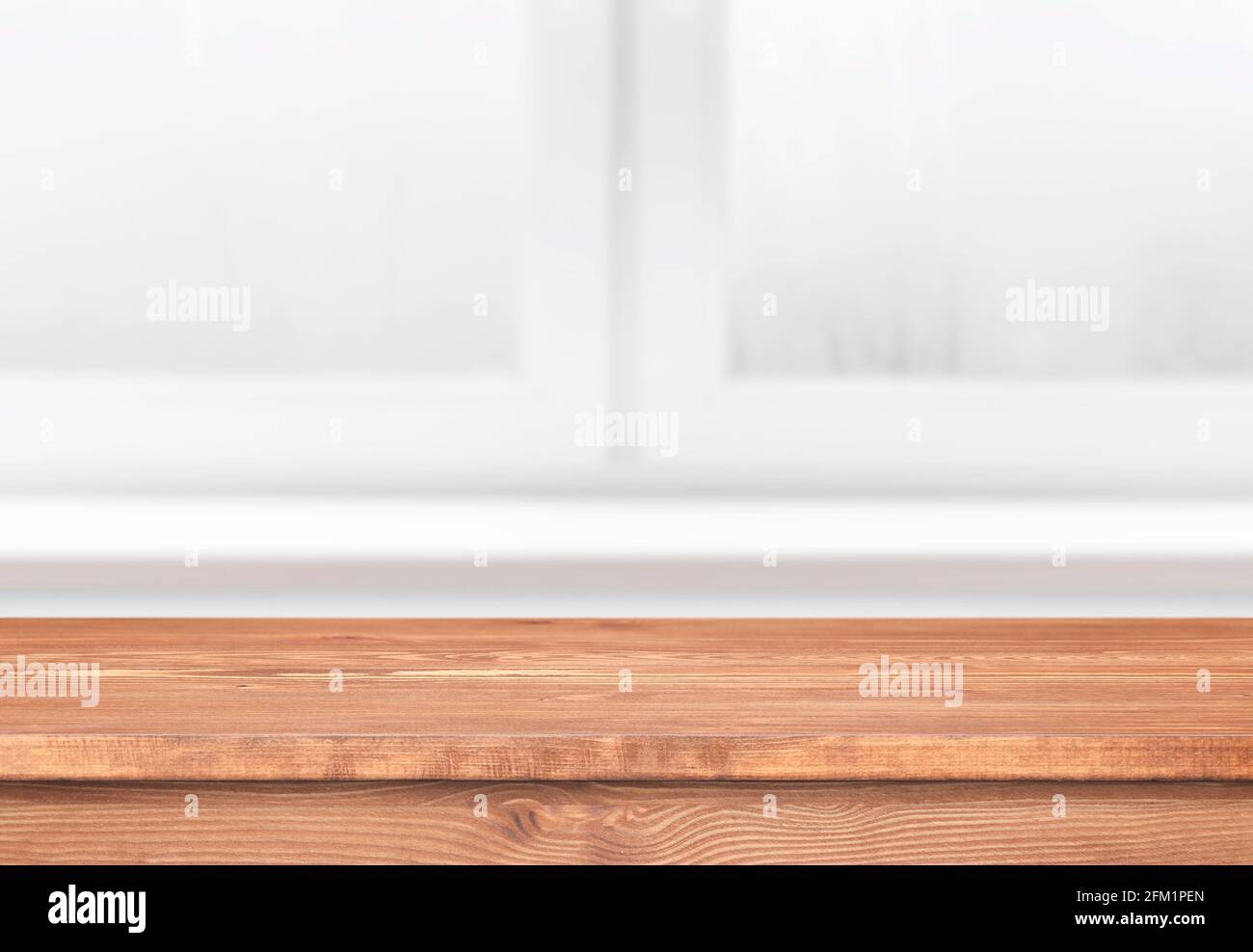 Table en bois dans une cuisine. Fenêtre avec plan d'examen vide comme modèle. Intérieur avec étagère marron. Banque D'Images