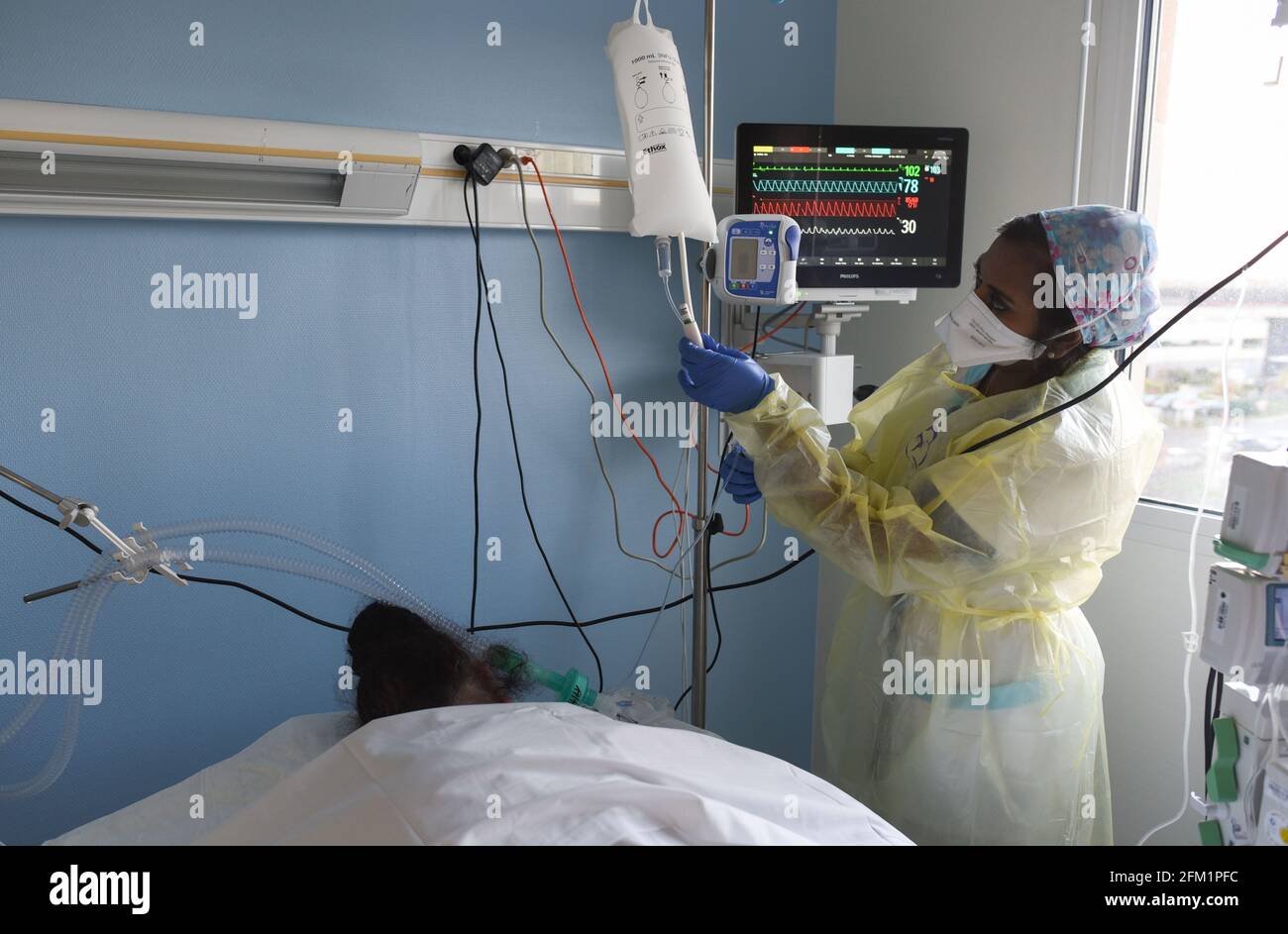 *** STRICTEMENT AUCUNE VENTE AUX MÉDIAS OU ÉDITEURS FRANÇAIS - DROITS RÉSERVÉS ***19 novembre 2020 - Stains, France: Les professionnels de la santé prennent soin d'un patient gravement malade avec Covid-19 dans l'unité de soins intensifs de la clinique de l'Estrée, pendant la deuxième vague du courriavirus pandemy. Le personnel a déclaré que l'expérience de la première vague de Covid leur a permis de mieux traiter les patients. Banque D'Images