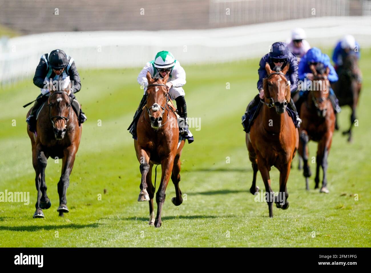 Youth Spirit (un esprit de jeunesse), animé par Tom Marquand (au centre), sur le chemin de la victoire des piquets de la vase de Chester lors du festival 2021 de la City Day of the Bootles May à l'hippodrome de Chester. Date de la photo: Mercredi 5 mai 2021. Voir PA Story RACING Chester. Le crédit photo devrait se lire comme suit : Alan Crowhurst/PA Wire. RESTRICTIONS : l'utilisation est soumise à des restrictions. Utilisation éditoriale uniquement, aucune utilisation commerciale sans le consentement préalable du détenteur des droits. Banque D'Images