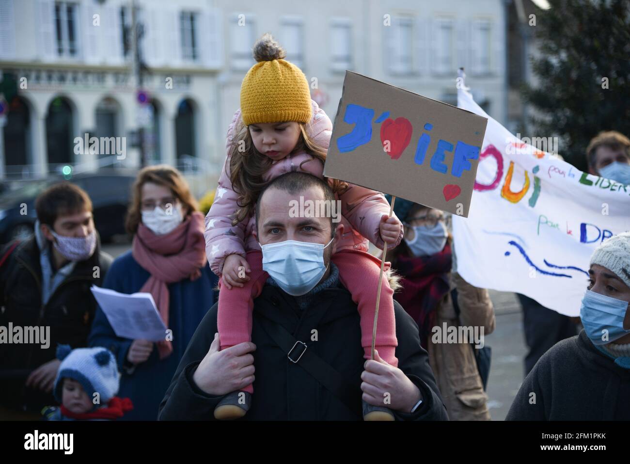 *** STRICTEMENT AUCUNE VENTE AUX MÉDIAS OU ÉDITEURS FRANÇAIS - DROITS RÉSERVÉS ***06 décembre 2020 - Melun, France: Les familles françaises protestent contre le projet du gouvernement de forcer les parents à mettre leurs enfants à l'école. Entre 200 et 300 personnes, dont plusieurs enfants, ont défilé pour défendre leurs droits à l'instruction en famille (IEF, instruction au sein de la famille). Le gouvernement français veut interdire l'éducation à domicile dans sa loi contre le « paratisme » visant à combattre l'islam radical dans le pays. Actuellement, l'éducation est obligatoire pour tous les enfants en France, mais la fréquentation scolaire ne l'est pas. Banque D'Images