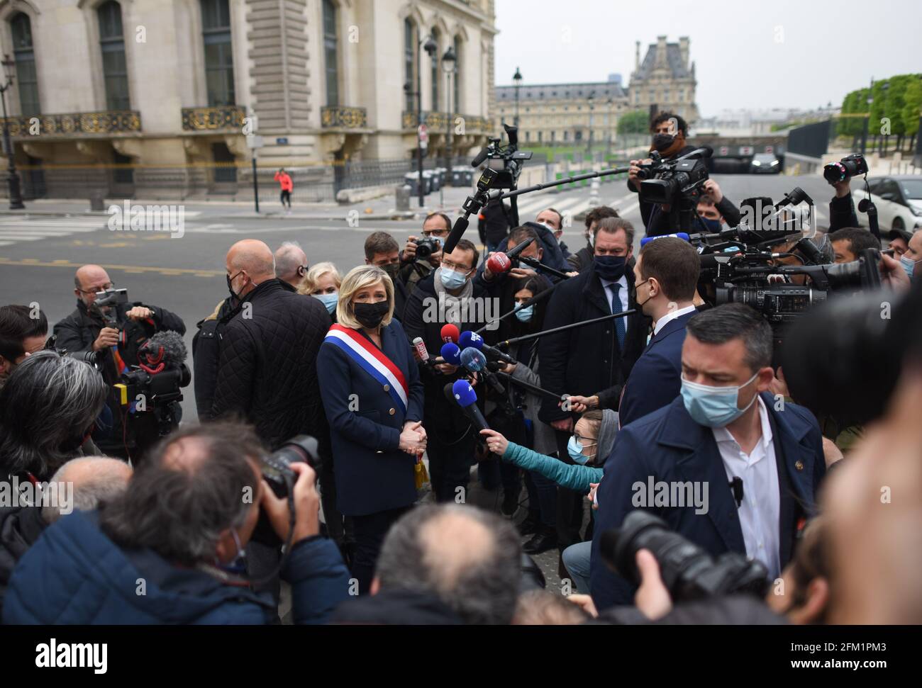 *** STRICTEMENT AUCUNE VENTE AUX MÉDIAS OU ÉDITEURS FRANÇAIS - DROITS RÉSERVÉS ***01 mai 2021 - Paris, France: Marine le Pen, leader du parti national de rassemblement (RN) d'extrême-droite, parle aux journalistes après avoir déposé une couronne de fleurs devant une statue de Jeanne d'Arc. La traditionnelle cérémonie du jour de mai a eu lieu alors que le Pen se prépare à lancer sa campagne pour les élections régionales. Banque D'Images