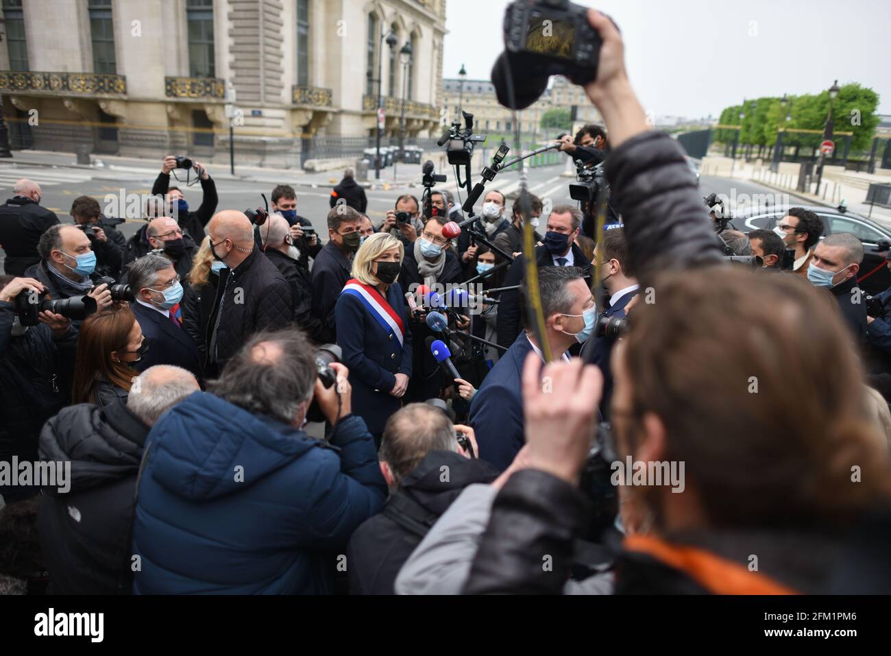 *** STRICTEMENT AUCUNE VENTE AUX MÉDIAS OU ÉDITEURS FRANÇAIS - DROITS RÉSERVÉS ***01 mai 2021 - Paris, France: Marine le Pen, leader du parti national de rassemblement (RN) d'extrême-droite, parle aux journalistes après avoir déposé une couronne de fleurs devant une statue de Jeanne d'Arc. La traditionnelle cérémonie du jour de mai a eu lieu alors que le Pen se prépare à lancer sa campagne pour les élections régionales. Banque D'Images