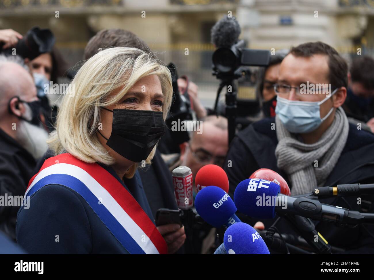 *** STRICTEMENT AUCUNE VENTE AUX MÉDIAS OU ÉDITEURS FRANÇAIS - DROITS RÉSERVÉS ***01 mai 2021 - Paris, France: Marine le Pen, leader du parti national de rassemblement (RN) d'extrême-droite, parle aux journalistes après avoir déposé une couronne de fleurs devant une statue de Jeanne d'Arc. La traditionnelle cérémonie du jour de mai a eu lieu alors que le Pen se prépare à lancer sa campagne pour les élections régionales. Banque D'Images