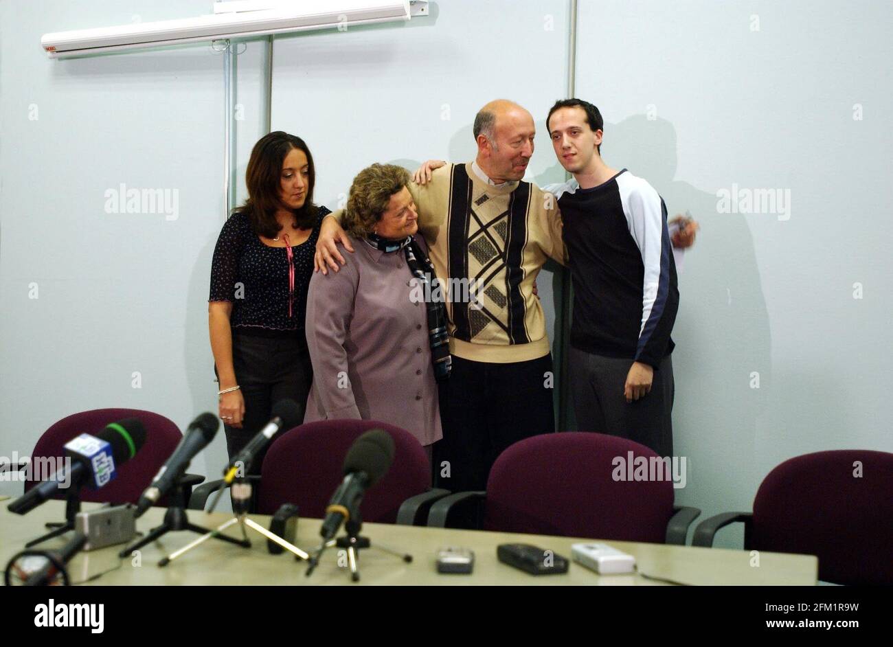 La famille basse revient de leur horreur d'être prise en otage au Théâtre de Moscou. Ils sont arrivés à Heathrow à 7.00 heures du soir. (De gauche à droite) fille Louise qui n'était pas en voyage, mère Sidika, Père Peter et fils Richard.)28 octobre 2002 photo Andy Paradise Banque D'Images