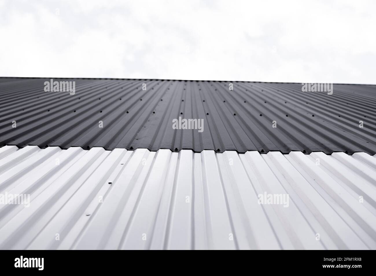 Tôle de fer ondulée noire et blanche utilisée comme façade d'un entrepôt ou  d'une usine. Texture d'une façade en aluminium tôle de zinc ondulée sans  couture Photo Stock - Alamy