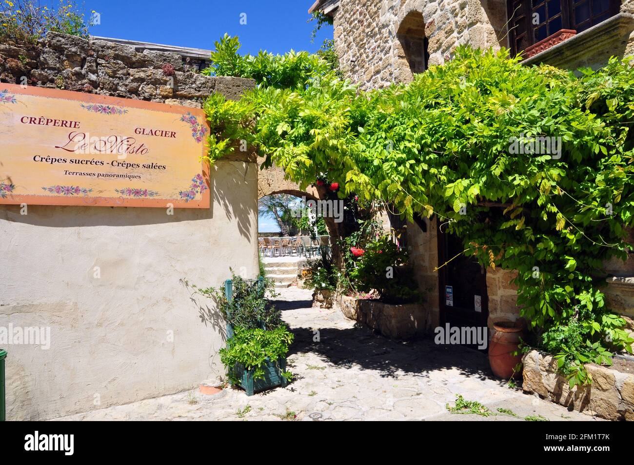 Miramas le Vieux vieux village perché Photo Stock - Alamy