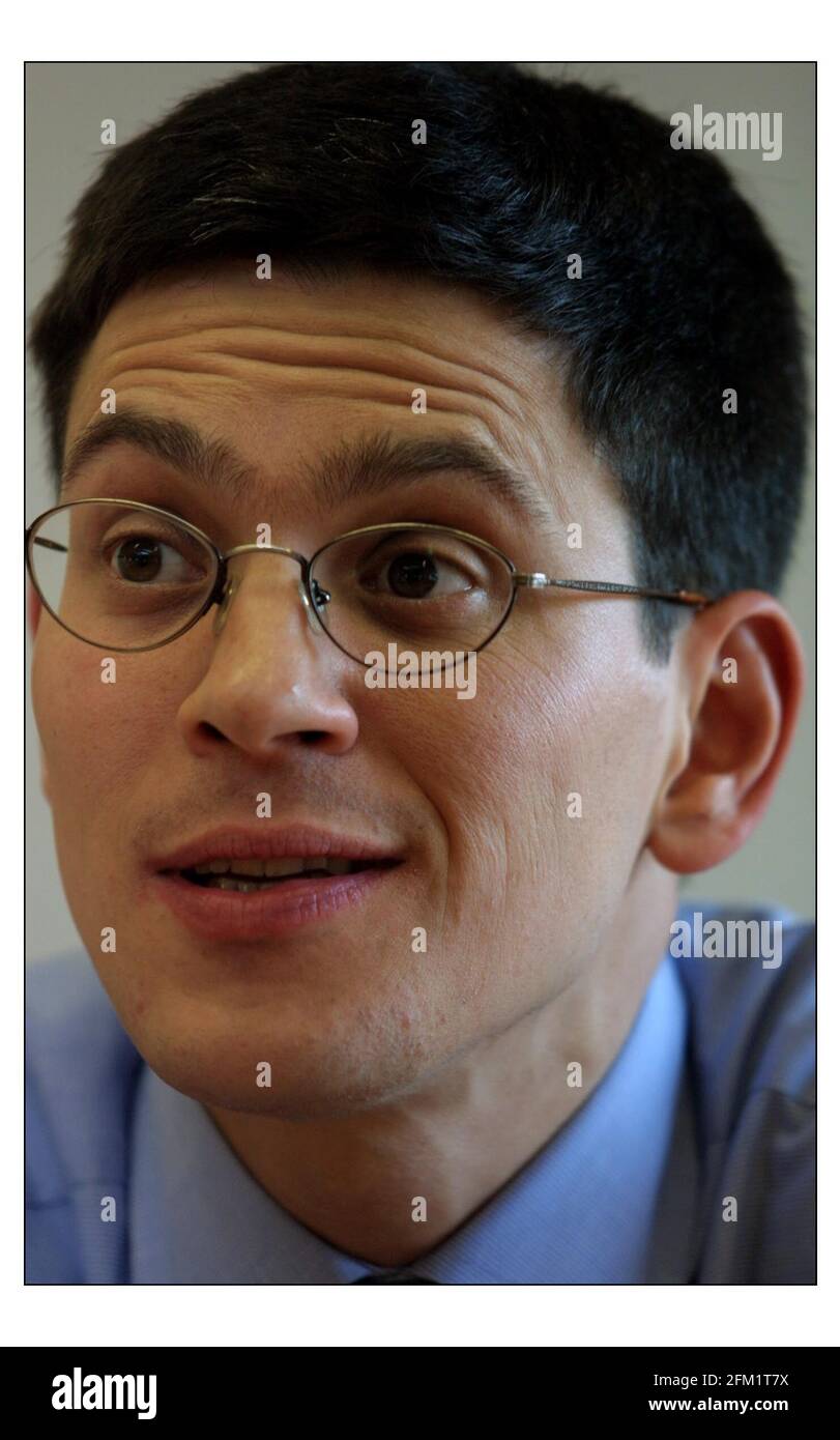 David Miliband, ministre des normes scolaires, dans son bureau de Londres, a présenté aujourd'hui un train de réformes pour la réforme de l'enseignement.pic David Sandison 22/10/2002 Banque D'Images