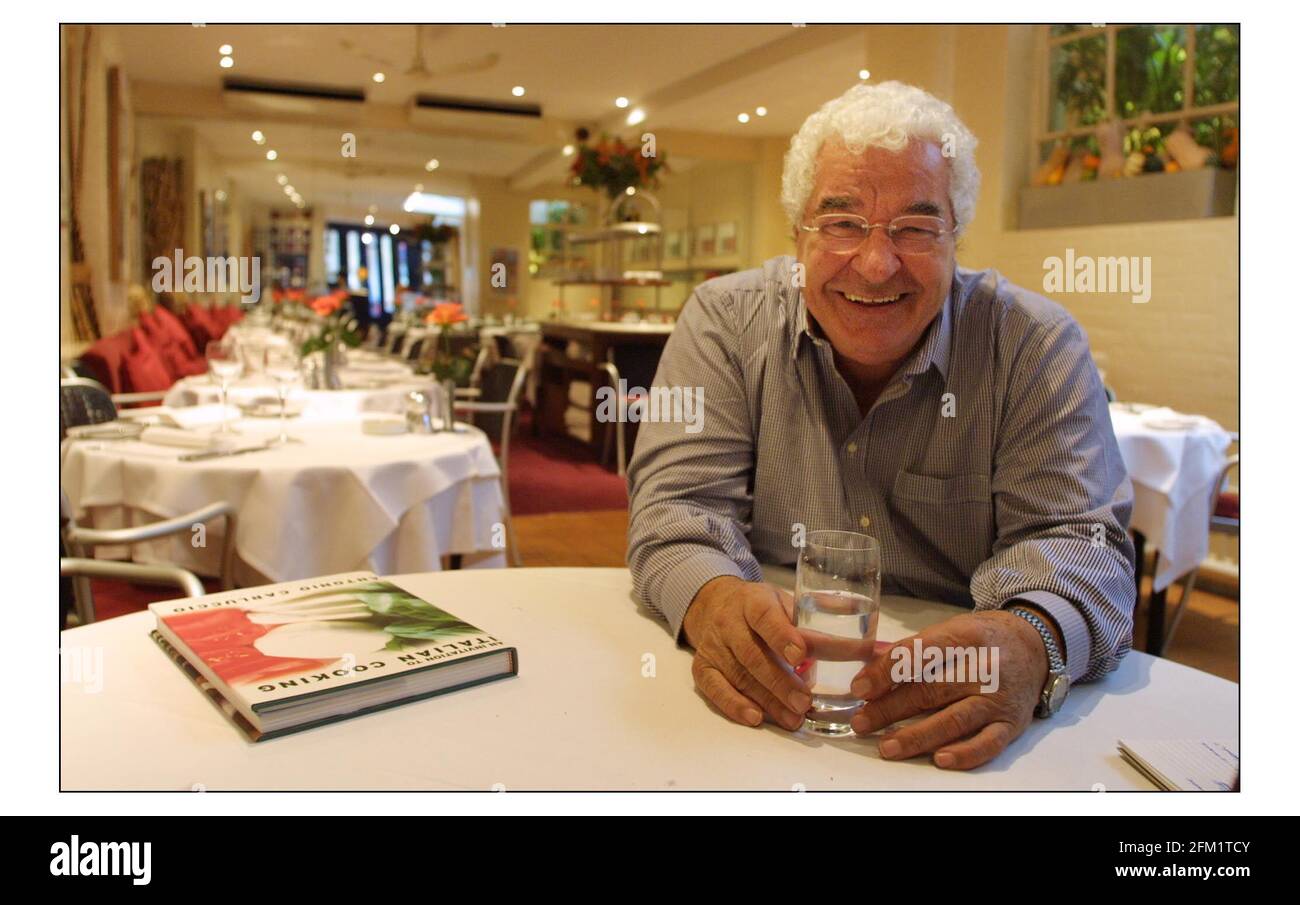 Antonio Carluccio dans son restaurant à Covent Garden... pic David Sandison 16/10/2002 Banque D'Images