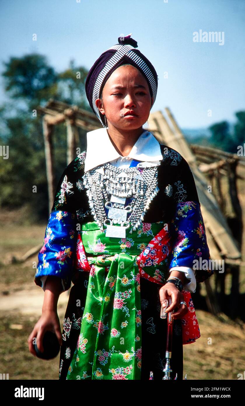 Une jeune femme Hmong, vêtue de costume traditionnel, salue le nouvel an en jouant au ballon. Le jeu de balle avec les jeunes hommes offre la possibilité d'obtenir t Banque D'Images