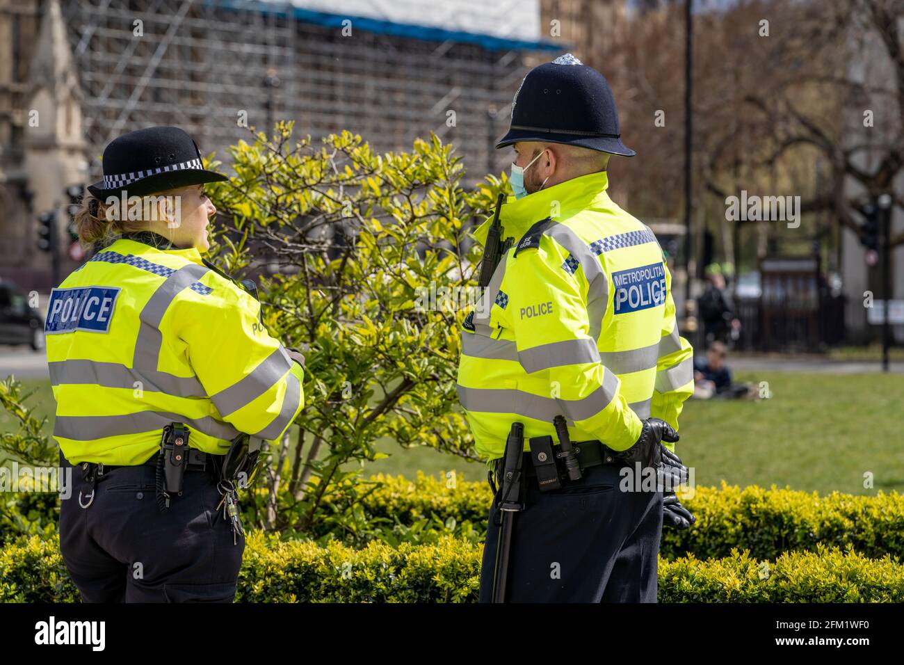 LONDRES, Royaume-Uni – 02 mai 2021 : les officiers de police métropolitaine en uniforme se tiennent sur la place du Parlement en attente de tuer le projet de loi et le NUG soutient les manifestants Banque D'Images