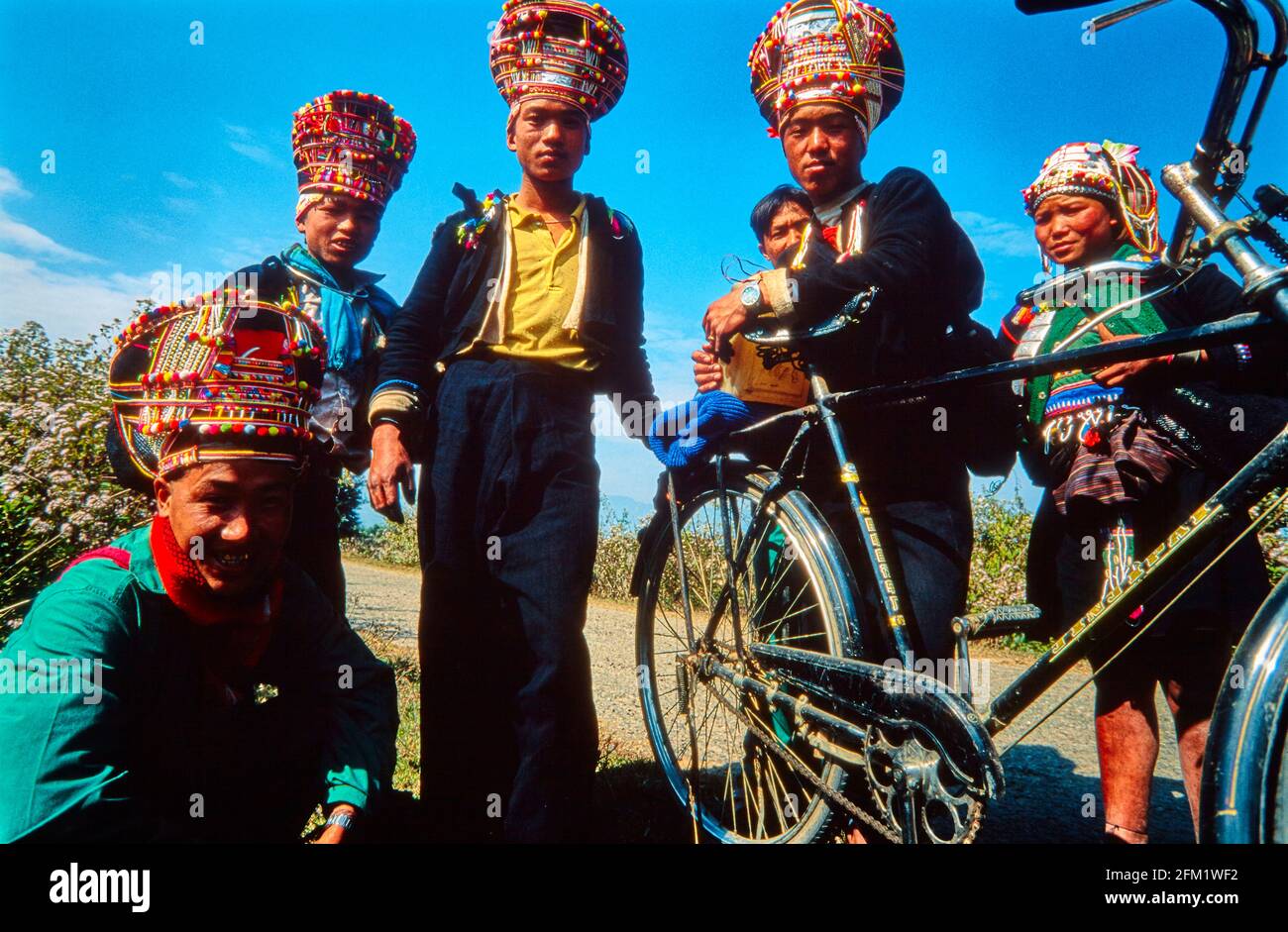 Un groupe de jeunes hommes et une femme de la tribu Iko avec des coiffures colorées sur une route près de la route de Muong Sing. 01/12997 - Christoph Keller Banque D'Images