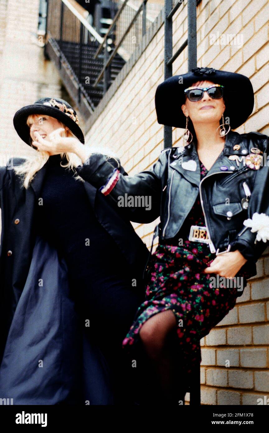 Tracey Bryn et Melissa Brooke Belland, de la voix de la ruche, à une séance photo sur le toit de Ploydor Records. Londres, 08/12/1988 | utilisation dans le monde entier Banque D'Images