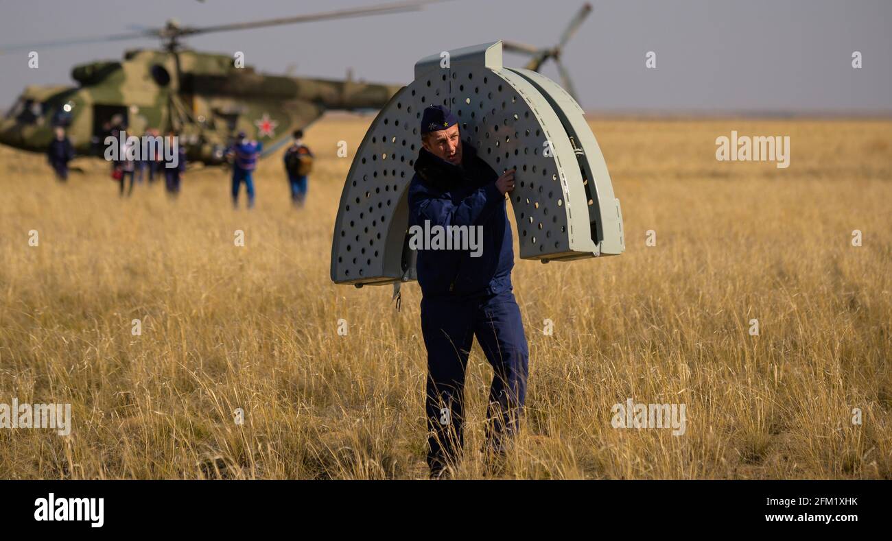 PRÈS DE ZHEZKAZGAN, KAZAKHSTAN - 17 avril 2021 - le satellite Soyuz MS-17 est considéré comme atterrisant dans une zone éloignée près de la ville de Zhezkazgan, Kazakhstan Banque D'Images