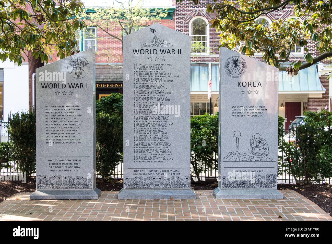 Trois plaques à Easton, Maryland, commémorent les morts de la première Guerre mondiale, de la deuxième Guerre mondiale et de la guerre de Corée Banque D'Images