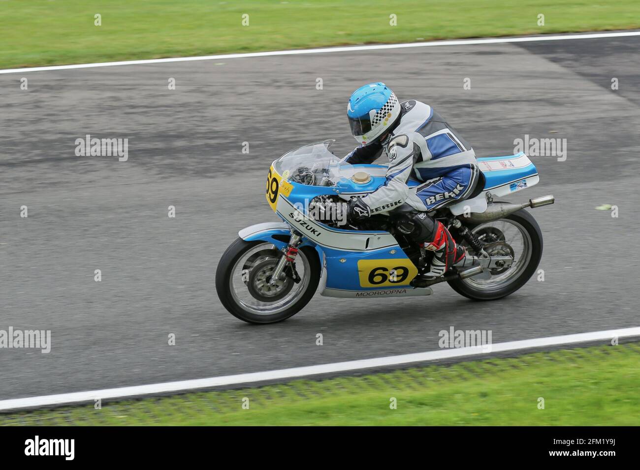 Noel Heenan sur le Suzuki RG500 s'approche de la goupille en U. Le Cadwell Park International Classic en 2015 Banque D'Images