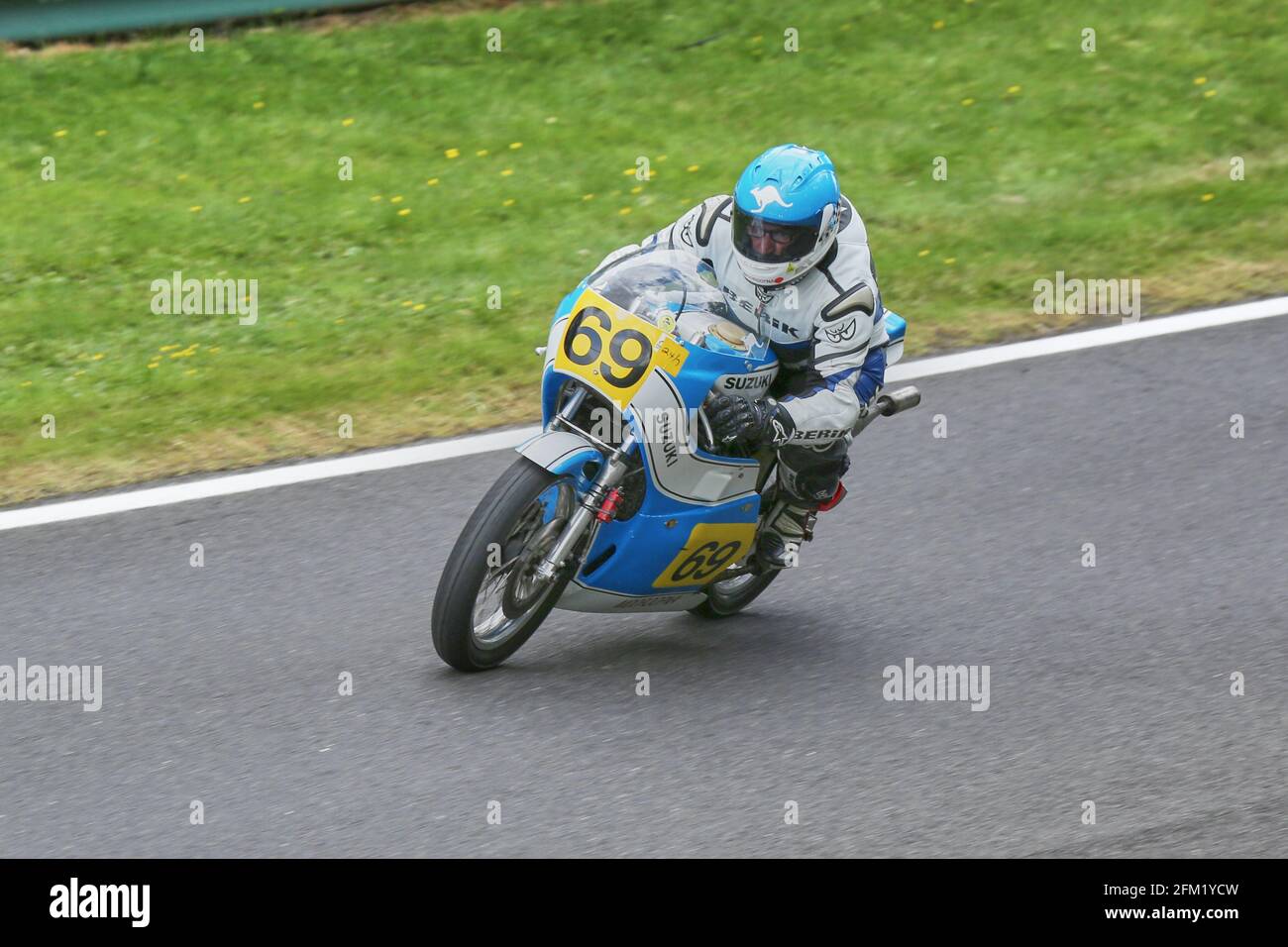 Noel Heenan sur le Suzuki RG500 approche de Coppice Corner à Le Cadwell Park International Classic en 2015 Banque D'Images