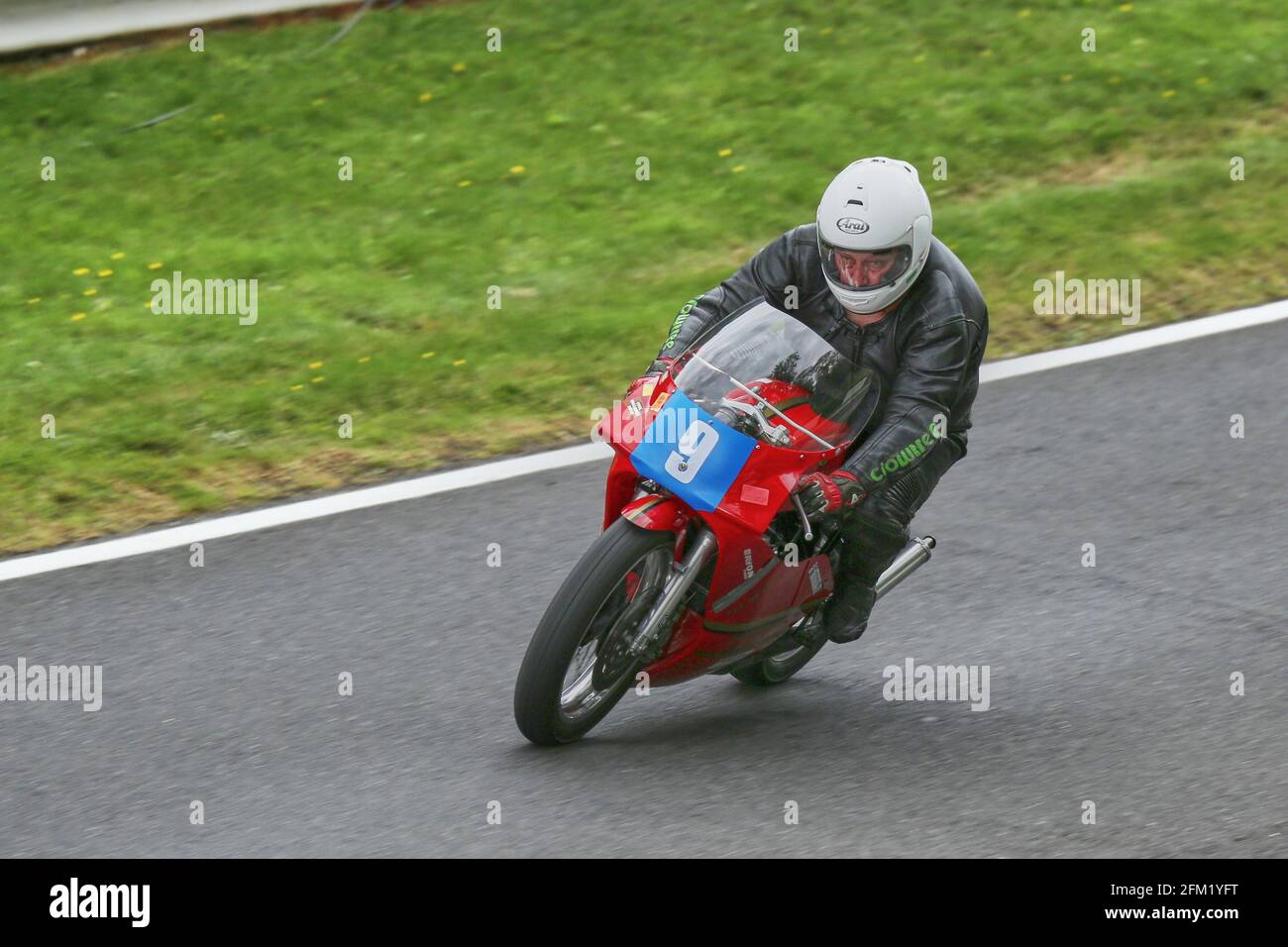 Dave Cooper sur la Yamaha TZ 350 D approche Coppice Coin au Cadwell Park International Classic en 2015 Banque D'Images