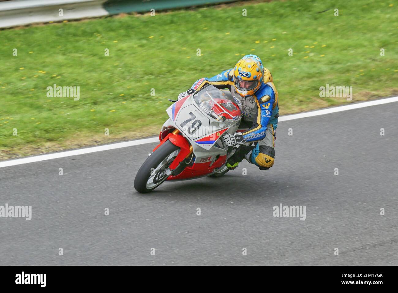 Robbie Burns sur le 750cc Yamaha OW01 approche Coppice Corner Au Cadwell Park International Classic en 2015 Banque D'Images