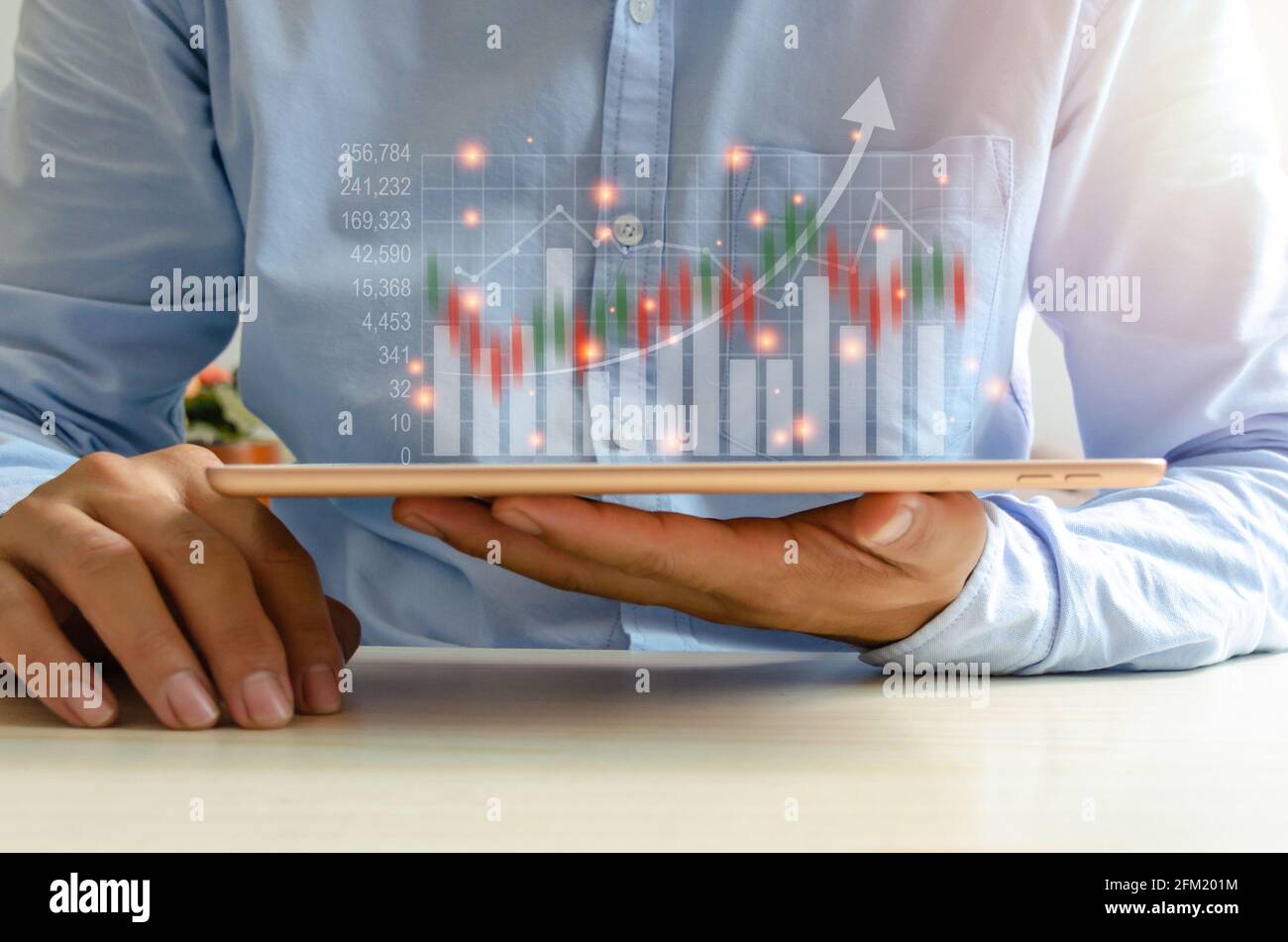 Finance et technologie d'entreprise. Concepts d'investissement. Investir dans le marché boursier et les fonds. Homme d'affaires analyse des données financières, des graphiques et des trad de forex Banque D'Images