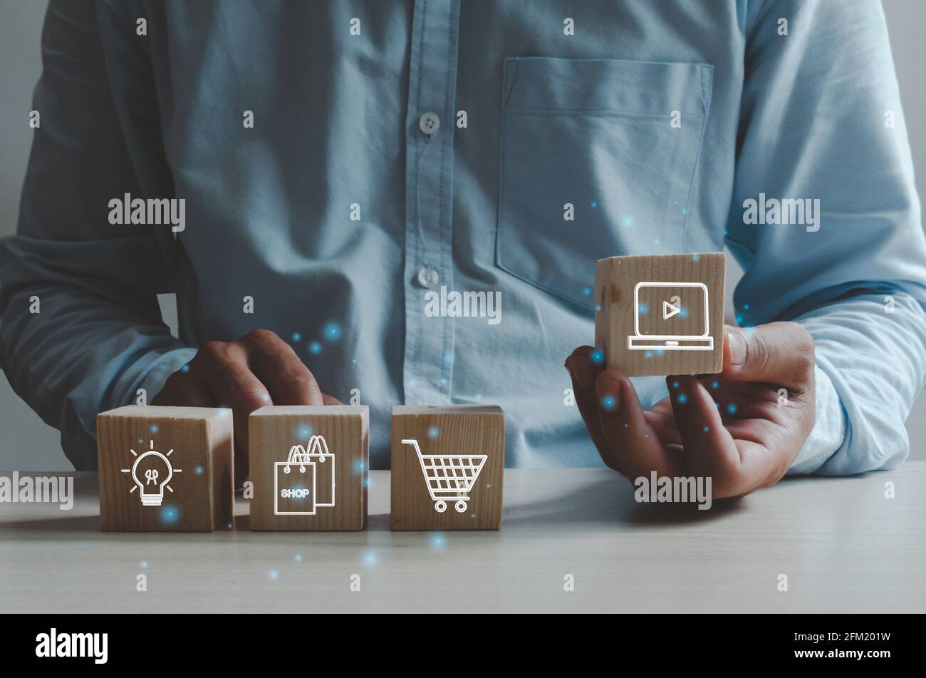 Concept d'affaires en ligne de shopping. Main d'homme tenant un cube en bois avec une icône shopping.Marketing en ligne Business. Banque D'Images