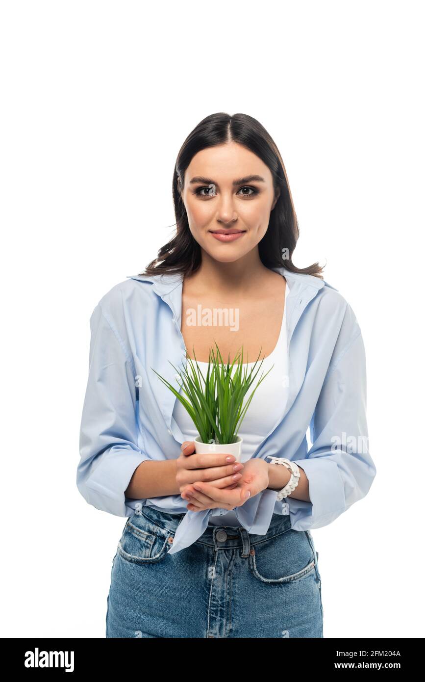 bonne femme en chemise bleue tenant une plante en pot isolée sur blanc Banque D'Images