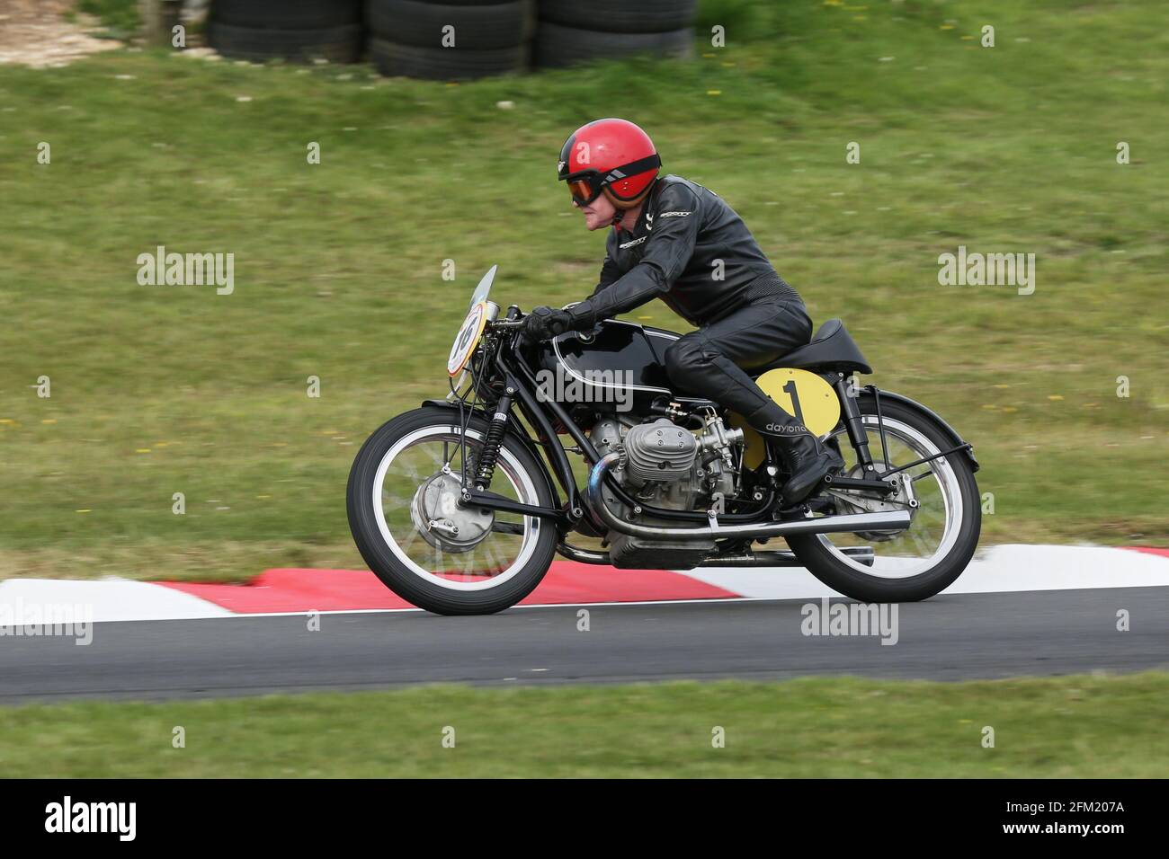Sammy Miller sur la BMW Rennsport 1954 approche le Gooseneck Au Cadwell Park International Classic en juillet 2015 Banque D'Images