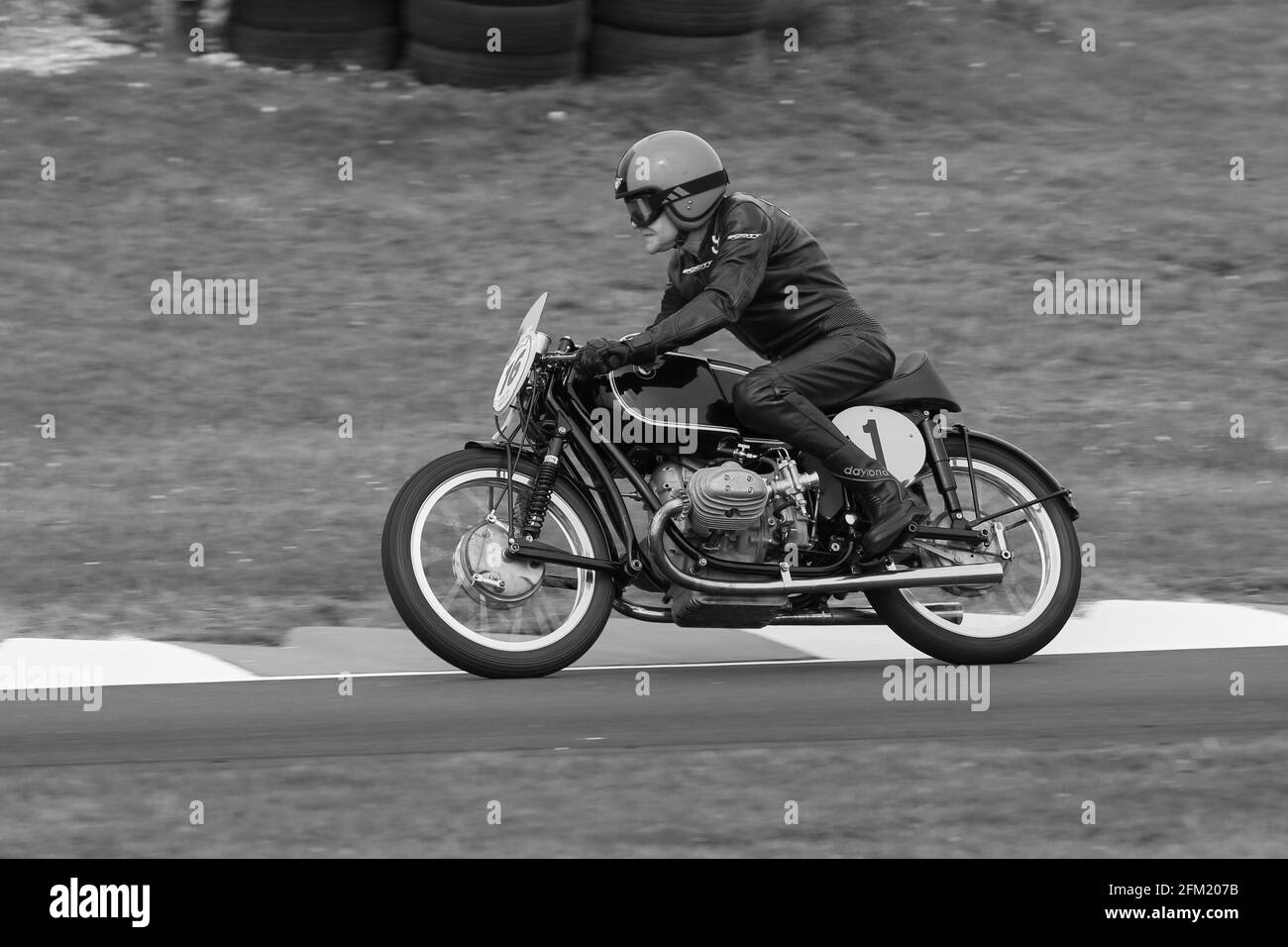 Sammy Miller sur la BMW Rennsport 1954 approche le Gooseneck Au Cadwell Park International Classic en juillet 2015 Banque D'Images