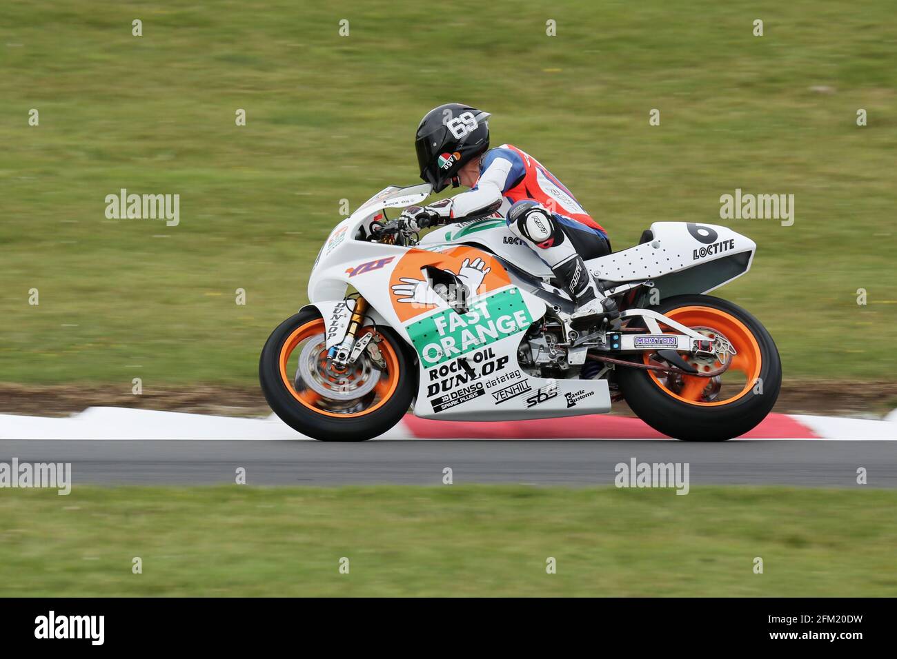 Ex-British Superbikes Yamaha YZF750SP dans Jamie Whitham Fast Orange Livery Approche de la Gooseneck au Cadwell Park International Classic in 2015 Banque D'Images