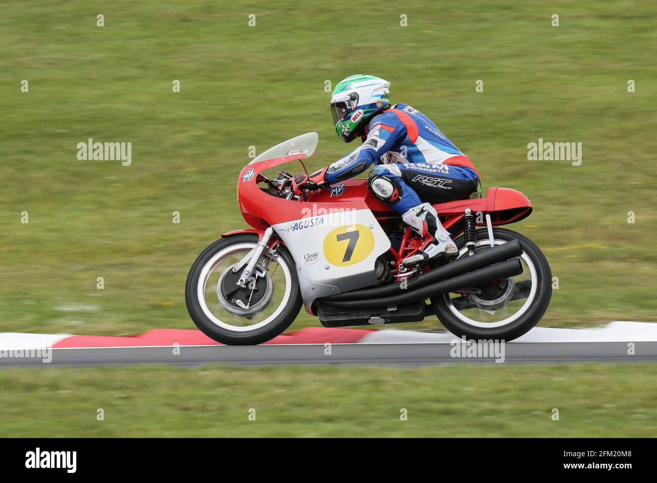 Gary Johnson à cheval sur le MV Agusta 500 '3' au Cadwell International Classic, juillet 2015 Banque D'Images