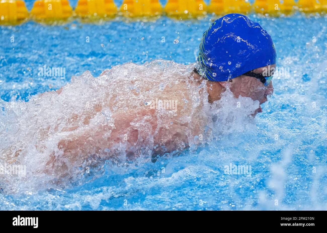 Qingdao, province chinoise de Shandong. 5 mai 2021. Chen Juner, de Guangdong, participe à la course de 100 m de papillon masculin aux Championnats nationaux de natation chinois 2021 à Qingdao, dans la province de Shandong, en Chine orientale, le 5 mai 2021. Credit: Xu Chang/Xinhua/Alay Live News Banque D'Images