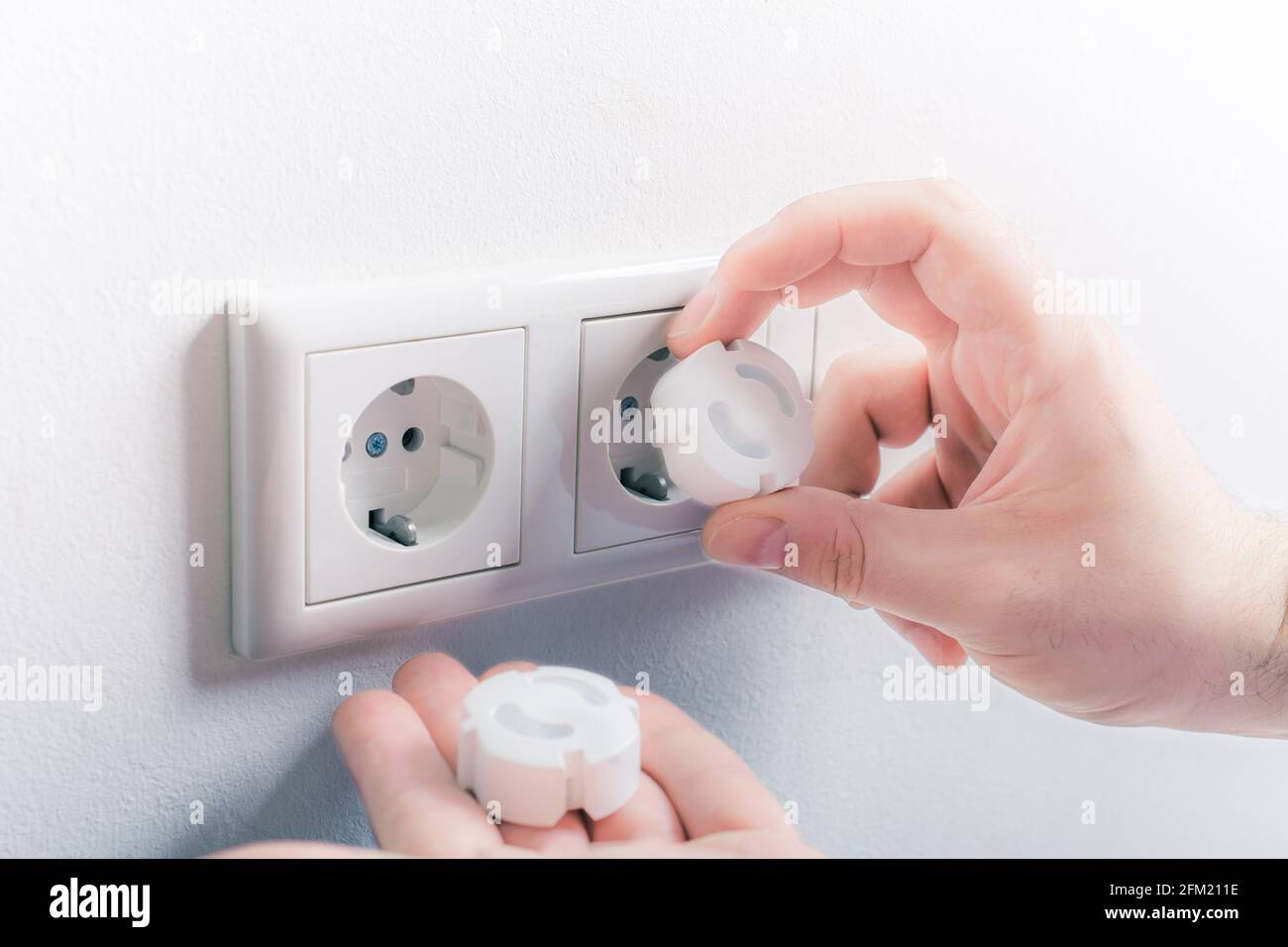 Insertion Manuelle Des Fiches De Securite Bebe Dans Une Prise Murale Vers Eviter Tout Danger A La Maison Photo Stock Alamy Insertion Manuelle Des Fiches De Securite Bebe Dans Une Prise Murale Vers Eviter Tout Danger A La Maison Photo Stock Alamy